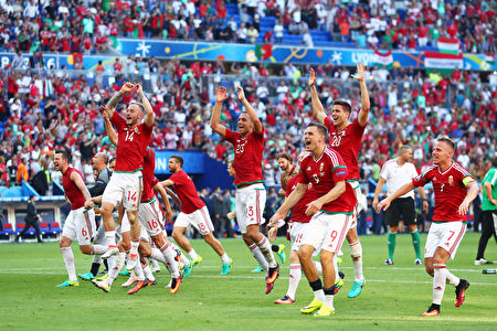 匈牙利队球员6月22日获胜后高兴欢呼。(Julian Finney/Getty Images)