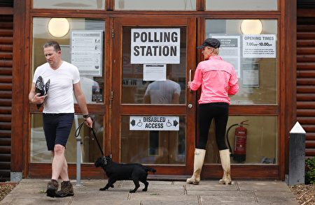 很多选民帶狗來投票也是英国投票的独特一景。(ADRIAN DENNIS/AFP/Getty Images)