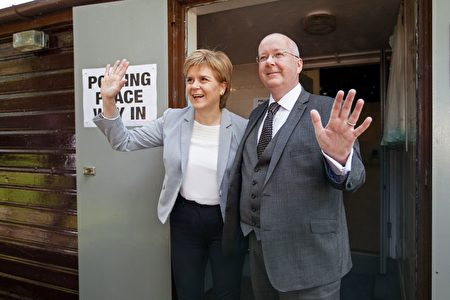 蘇格蘭第一部長Nicola Sturgeon和她先生Peter Murrell投票。 (ROBERT PERRY/AFP/Getty Images)