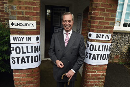 英國獨立黨UKIP的领导人Nigel Farage在投票站。(Mary Turner/Getty Images)
