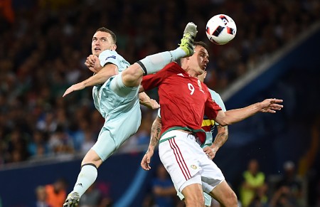 Belgium's defender Thomas Vermaelen (L) vies for the ball with Hungary's forward Adam Szalai during the Euro 2016 round of 16 football match between Hungary and Belgium at the Stadium Municipal in Toulouse on June 26, 2016. / AFP / Rémy GABALDA (Photo credit should read REMY GABALDA/AFP/Getty Images)