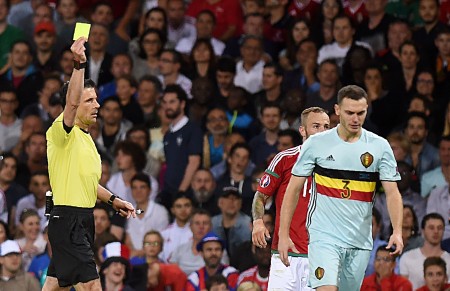 Serbian referee Milorad Mazic (L) presents Belgium's defender Thomas Vermaelen (R) with a yellow card during the Euro 2016 round of 16 football match between Hungary and Belgium at the Stadium Municipal in Toulouse on June 26, 2016. / AFP / Rémy GABALDA (Photo credit should read REMY GABALDA/AFP/Getty Images)