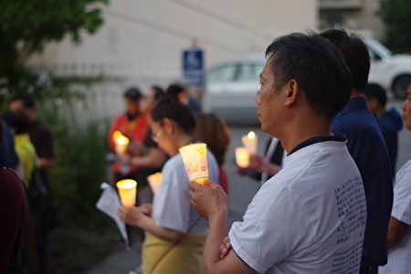 6月4日晚，洛杉磯民眾在中領館前燭光紀念「六四」27週年。（劉菲/大紀元）