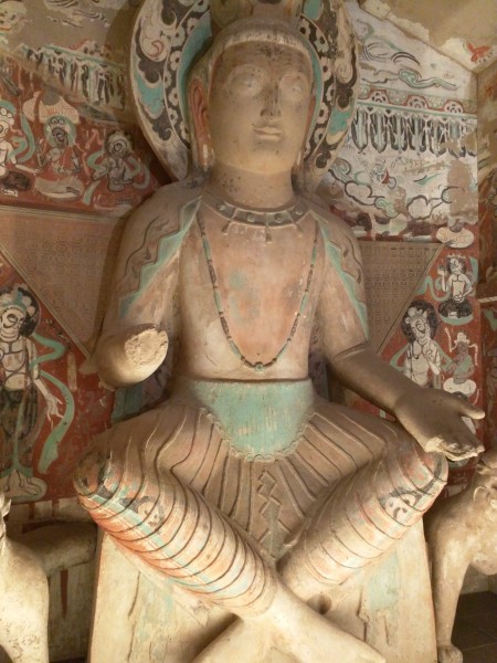 全尺寸複製敦煌莫高窟中盤腿打坐的佛像雕塑。（徐綉惠/大紀元）