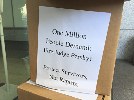 民權組織「紫外線」蒐集到110萬簽名，要求罷免法官珀斯基。（李文淨／大紀元）
