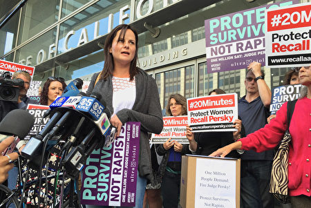 原性侵受害者Joanna Shell發言說，性侵文化到處都是。（李文淨／大紀元）