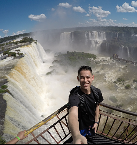 為了争取奥运積分，舒之顥一年至少飛二十几亇国家，比赛之餘，也会遊覧当地的观光勝地. 这是 阿根廷 和巴西邊界的伊瓜苏瀑布 （Cataratas del Iguazu）. 世界三大瀑布之一。（舒之顥提供）
