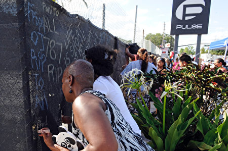 市民纷纷在Pulse夜店的临时围墙上签名 （大纪元／岑华颖）