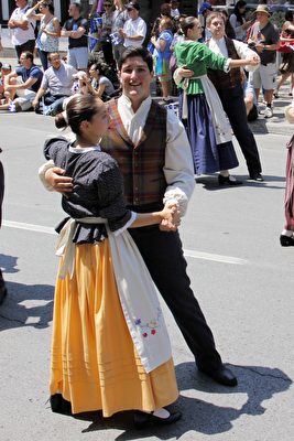 6月24日，蒙特利爾在市中心聖-凱瑟琳大街舉行歡樂大遊行，人們載歌載舞慶祝魁北克省慶節日。（陸通 / 大紀元）