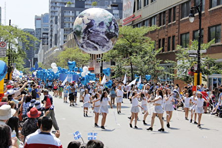 6月24日，蒙特利爾在市中心的聖-凱瑟琳大街舉行省慶大遊行，遊行隊伍載歌載舞，整個蒙特利爾彷彿都沉浸在歡樂喜慶的海洋。（言明 / 大紀元）