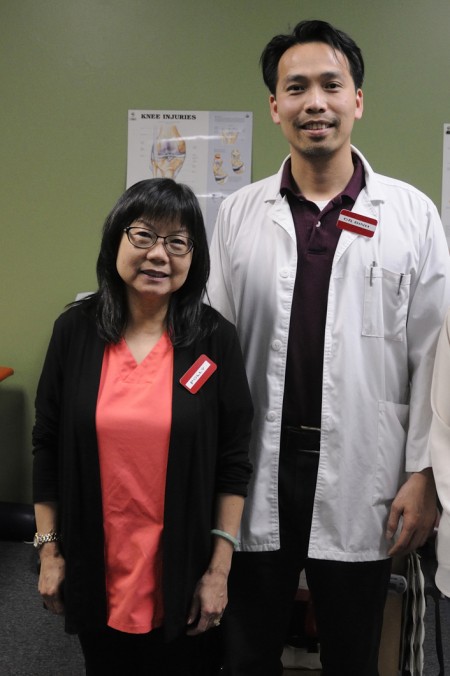 OPT南费城物理治疗中心（Optimal Physical Therapy Gym)阮平医生（Dr Binh Nguyen, PT, DPT）和会讲广东话和国语的金太（左） （周琪/大纪元）