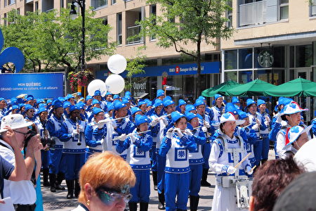 法輪大法天國樂團今年首次參加蒙特利爾舉行的魁北克省慶遊行，是遊行中陣容最大、表現也最吸睛的方陣。（易明 / 大紀元）