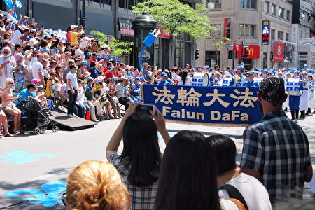 法輪大法天國樂團今年首次參加蒙特利爾舉行的魁北克省慶遊行，是遊行中陣容最大、表現也最吸睛的方陣。（易明 / 大紀元）