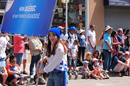 6月24日，蒙特利爾在市中心聖-凱瑟琳大街舉行歡樂大遊行，慶祝魁北克省慶節日。（易明 / 大紀元）