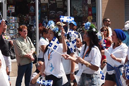 6月24日，蒙特利爾在市中心聖-凱瑟琳大街舉行歡樂大遊行，人們載歌載舞慶祝魁北克省慶節日。（易明 / 大紀元）