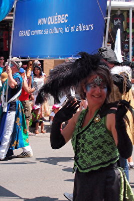 6月24日，蒙特利爾在市中心聖-凱瑟琳大街舉行歡樂大遊行，載歌載舞慶祝魁北克省慶節日。（易明 / 大紀元）