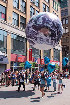 6月24日，蒙特利爾在市中心聖-凱瑟琳大街舉行歡樂大遊行，載歌載舞慶祝魁北克省慶節日。（易明 / 大紀元）