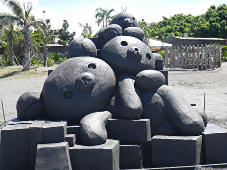「 2016旗津黑沙玩藝節」沙雕主題區共有17座，有小朋友最愛的日本超人氣「蛋黃哥」和「拉拉熊」等。（方金媛／大紀元 ）
