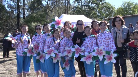 由赖处长夫人蒋元嫄女士指导的布里斯本台湾舞蹈团，表演每年四月在客家庄盛开的“桐花乡”舞曲。（倪尔森／大纪元）