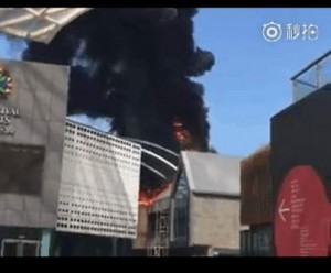 青島一商場突發大火，現場黑煙滾滾。（網絡圖片）