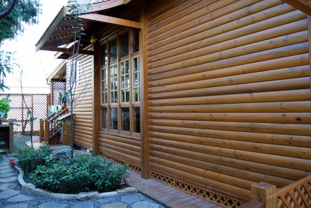 水性木屋漆能“入木三分”，可凸显木材纹路，而且更耐久。(新玉实业提供)