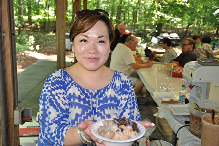 : 同鄉會現任會長許惠玲女士的正中臺灣芋頭紅豆刨冰在三角區台灣僑界早已聲名遠揚。（時雨/大紀元）