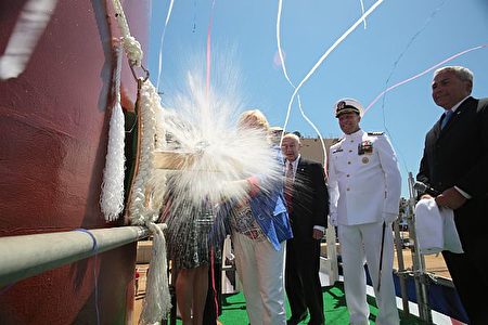 迈克尔•蒙索尔的母亲莎莉•蒙索尔在2000人面前，见证了以其子命名这艘最新型驱逐舰的重要一刻。 (U.S. Navy photo courtesy of Bath Iron Works/Released)