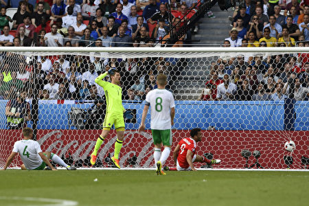 2016年6月26日 - 威尔斯今天在欧洲国家杯足球赛（Euro 2016）16强赛迎战北爱尔兰，靠北爱中后卫麦考利（Gareth McAuley）奉送1记乌龙球，终场以1比0胜出。(MIGUEL MEDINA/AFP)