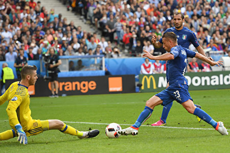 意大利靠着后卫Giorgio Chiellini第33分钟在门前补进Eder被西班牙门将David de Gea扑出的自由球取得领先。（AFP）