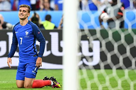 2016年7月10日，法国前锋格里兹曼在比赛中。(FRANCK FIFE/AFP)