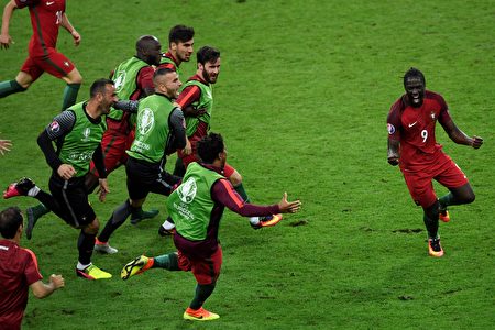 葡萄牙前锋埃德尔（右）得分后，队友上前一同庆祝。( MIGUEL/AFP) 