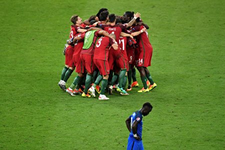 葡萄牙球员庆祝他们1比0战胜法国在法兰西体育场在圣但尼，巴黎北部，葡萄牙和法国之间的2016年欧洲杯决赛的足球比赛于7月10日，2016/ AFP PHOTO/ MIGUEL MEDINA