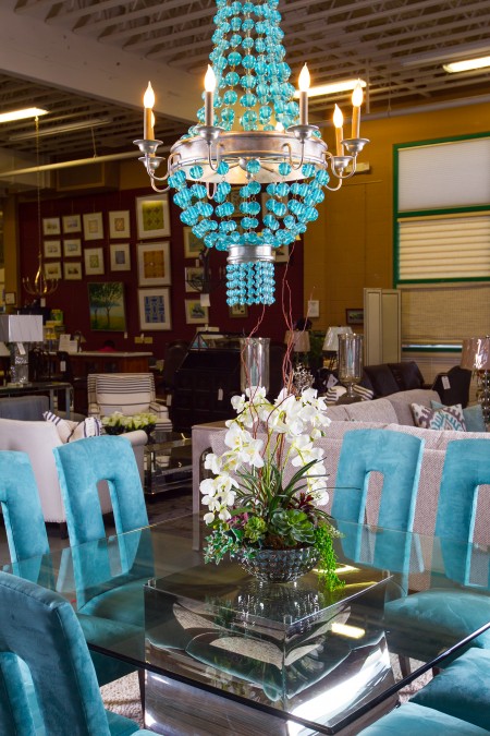 流行的湖水蓝绿色系，吊灯搭配晚餐桌椅。（李欧/大纪元）