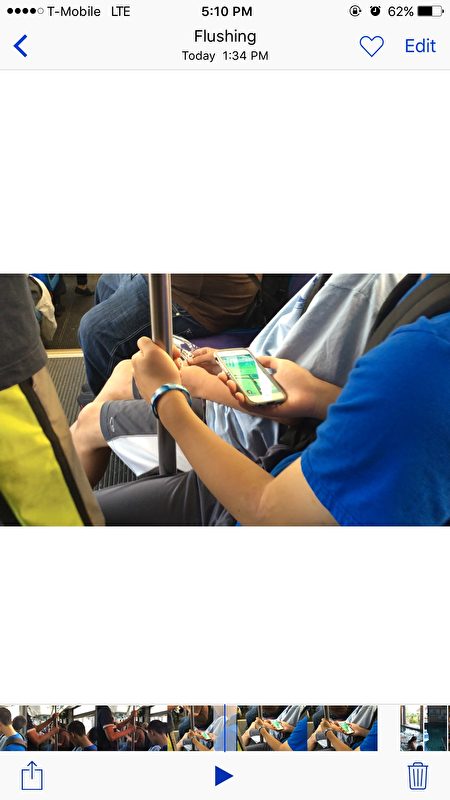 在纽约公车上玩“精灵宝可萝”的小孩子。