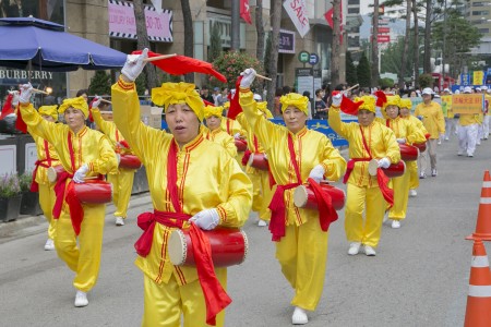 1，韩国法轮功游行队伍浩浩荡荡，庄严神圣。图为腰鼓队。（全景林/大纪元）