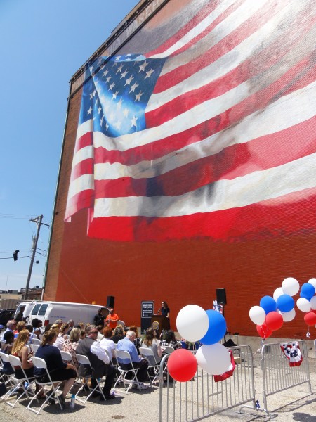 6月27日，2016年「WAWA歡迎美國」國慶活動正式拉開序幕。開幕式同時也慶祝大型壁畫「我們的國旗迎風招展（Our Flag Unfurled）」修復後再面向觀眾。（司瑞/大紀元）