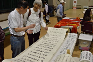 中華文化中心內館書法作品展，書法家現場講解書法藝術。(黃鐘樂/大紀元）