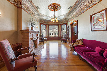 客厅的装饰气派且古典，天花板的壁饰都是屋主与父亲亲手黏贴的。（Dawn Kidd提供）