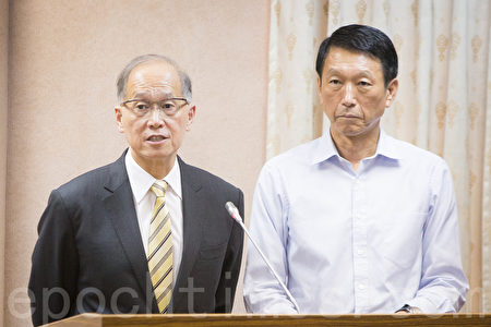 外交部長李大維（左）表示，兩岸對於南海主權的主張只有部分雷同，但更多的不同，所以台灣仍會堅持中華民國的主張。右為國防部副部長李喜明。（陳柏州／大紀元）