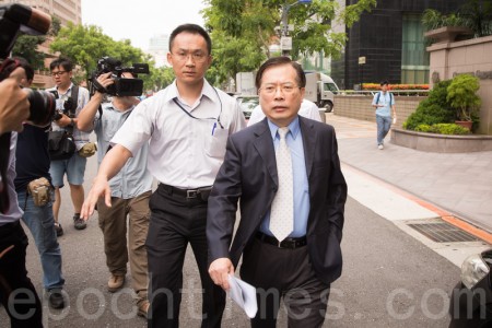 勞動部長郭芳煜（右）21日與民進黨團密室協商後，不發一語快步從立法院後門離開。（陳柏州／大紀元）