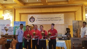 源植勉 （参事警司）颁奖予高尔夫球赛冠军队伍[厦门海外华人协会]。源警司支队伍亦贵为亚军（主办方提供）