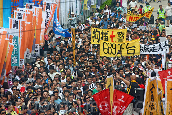 今年香港七一大遊行以「決戰689（梁振英）」為主題，在酷熱天氣下，仍有11萬人上街要求梁振英下台。（潘在殊/大紀元）