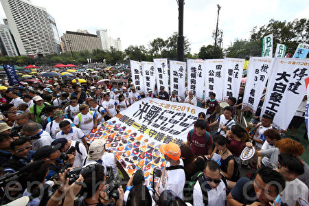 今年香港七一大游行以“决战689（梁振英）”为主题，在酷热天气下，仍有11万人上街要求梁振英下台。（潘在殊/大纪元）