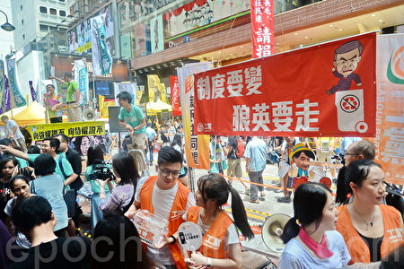 2016香港七一大游行，逾11万市民无惧酷暑走上街头表达对梁振英不满。（余钢/大纪元）