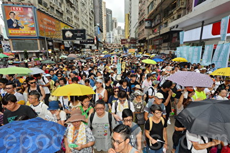 民阵发起七一大游行，有11万人参与游行，今年的游行主题为“决战六八九，团结一致，守护香港”。（宋祥龙/大纪元）