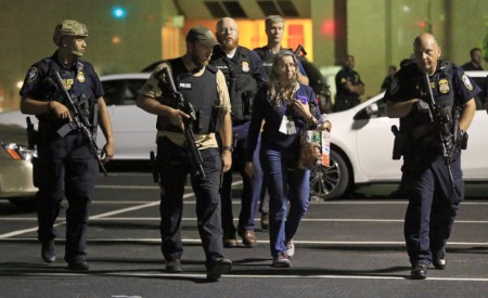 2016年7月7日，德州達拉斯，發生槍擊案。(Ron Jenkins/Getty Images)