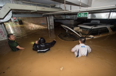 2016年7月2日，湖北武漢，停車場遭洪水淹没。 (STR/AFP/Getty Images)