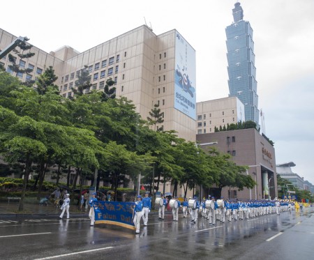 台湾北区部分法轮功学员7月17日在台北举办反迫害17周年大游行，呼吁各界一同制止中共迫害法轮功。（唐宾／大纪元）