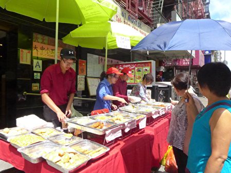 华埠漫游节，商家将餐桌摆上街，奉上美食。