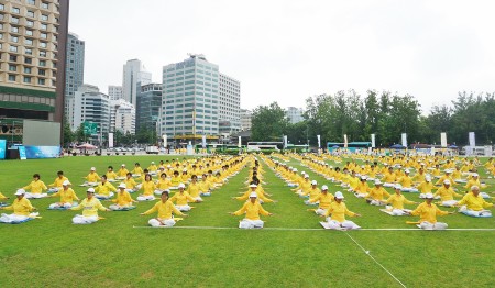 17日，上千名韩国法轮功学员于首尔市政府一带举行集会和游行，呼吁制止迫害，解体中共。图为炼功场面。（金国焕/大纪元）